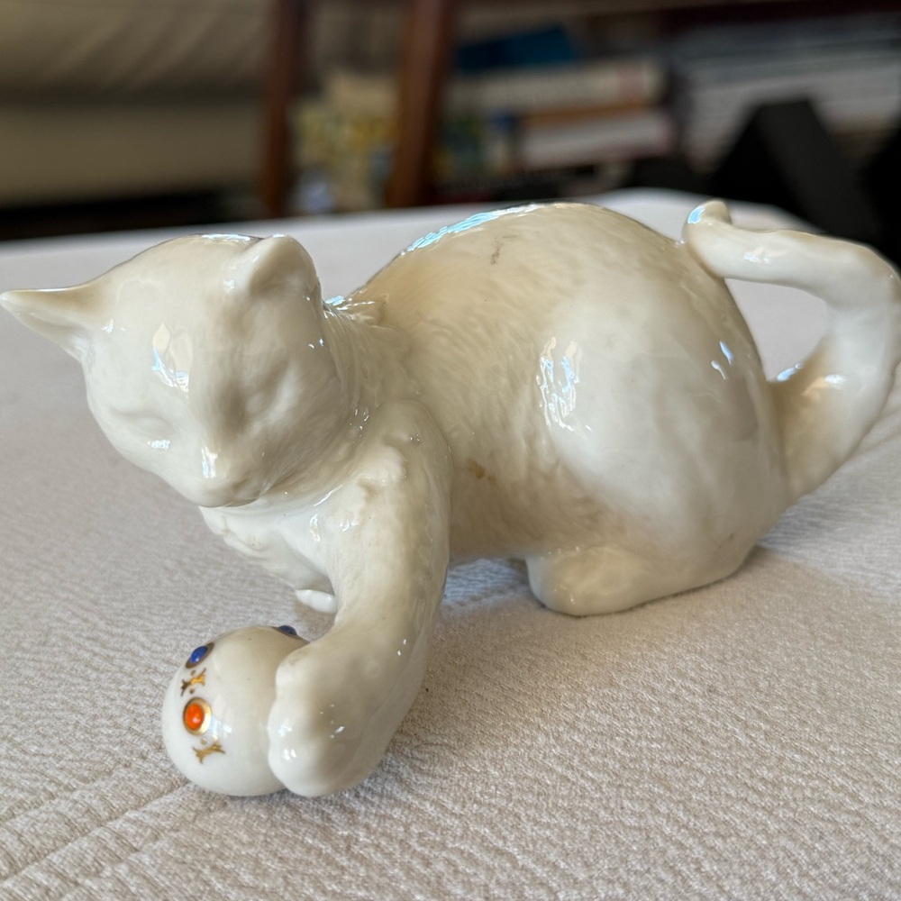 Lenox Ceramic Cat Figurine - White with jewel ball